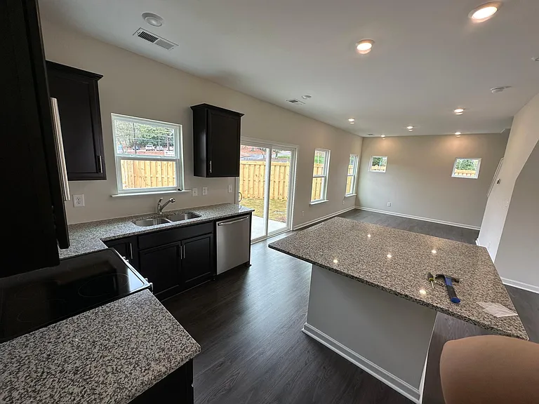 440 Couples Dr — Photo 1