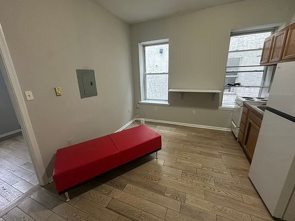 2nd image of 1605 W Diamond St #2R