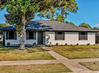 642 Meadowgreen Dr, Port Neches, TX 77651