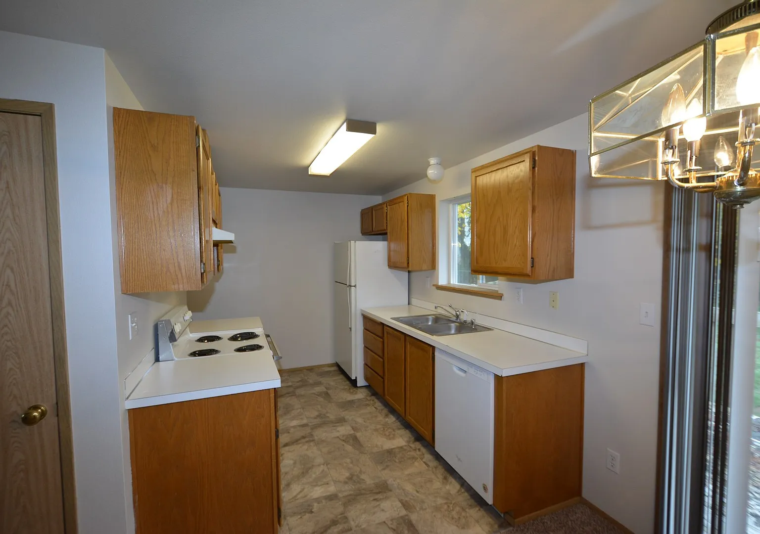 Charming, Clean Unit in Duplex — Photo 2