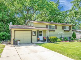 102 Timber Trl, Streamwood, IL 60107