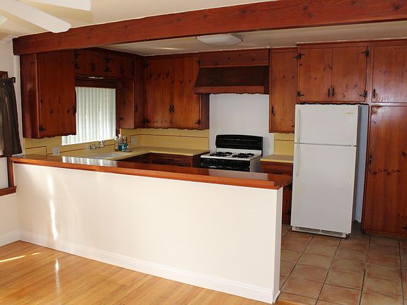 2nd image of 11617 Moorpark St
