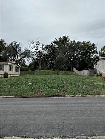 2nd image of 301 NW Leanne Ln