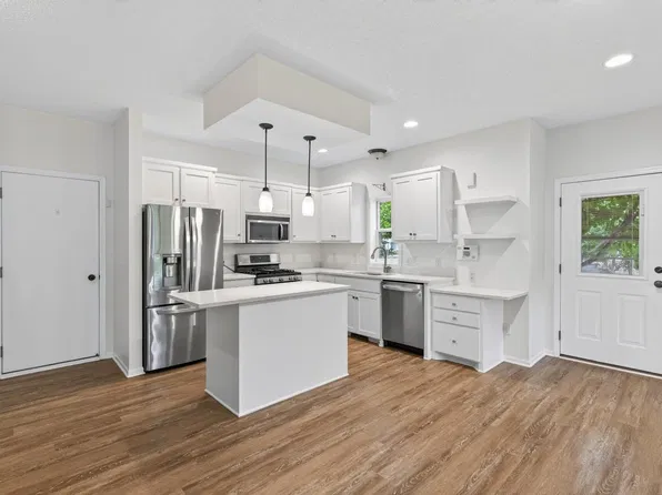 1548 Legacy Pkwy E, Maplewood, MN 55109