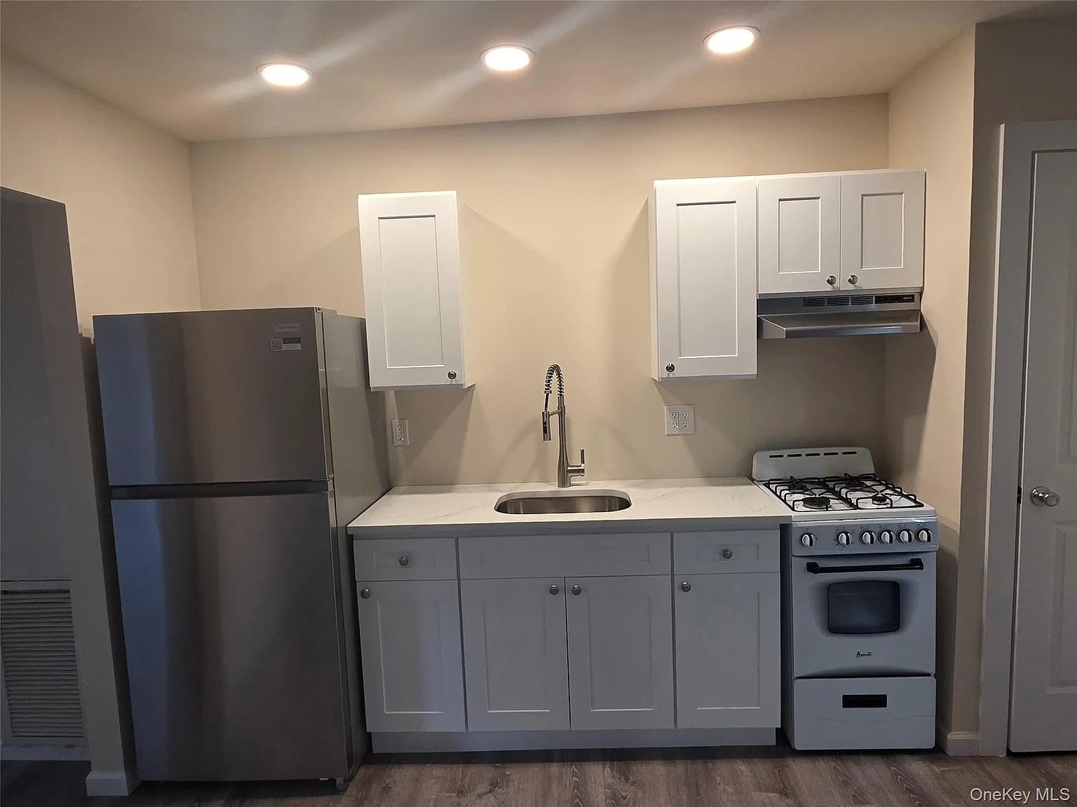 1 bed, 1.0 bath, 500 sqft, $2,400 — Photo 4