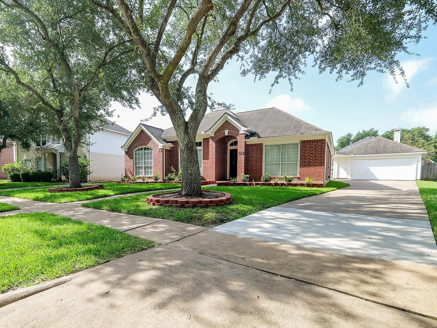3 bed, 2.0 bath, 2383 sqft, $2,500 — Photo 1
