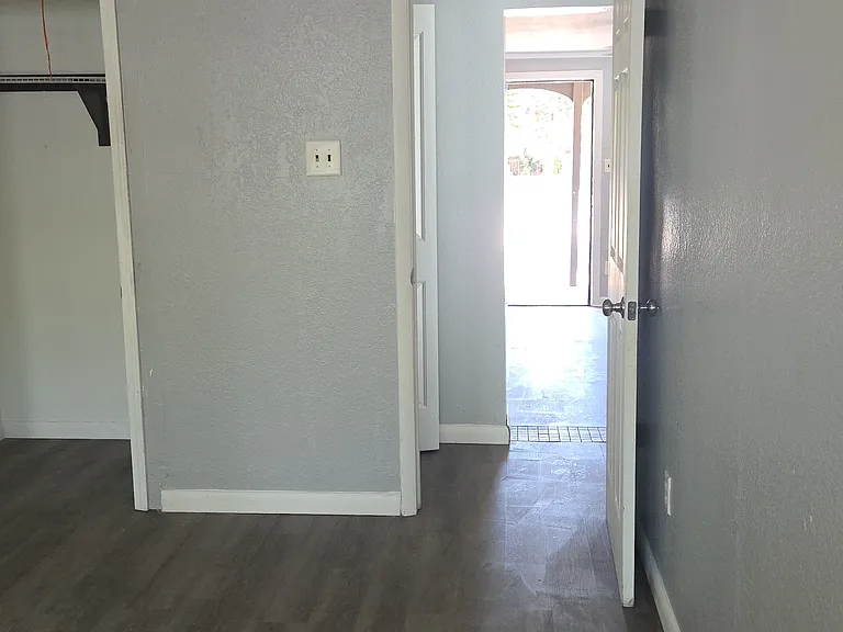 1311 Pine Ave — Photo 5