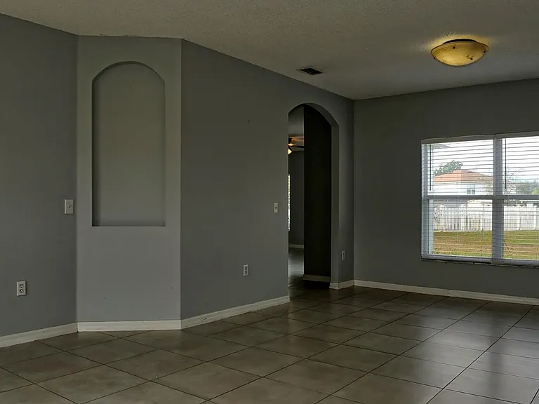 752 Paris Dr — Photo 3