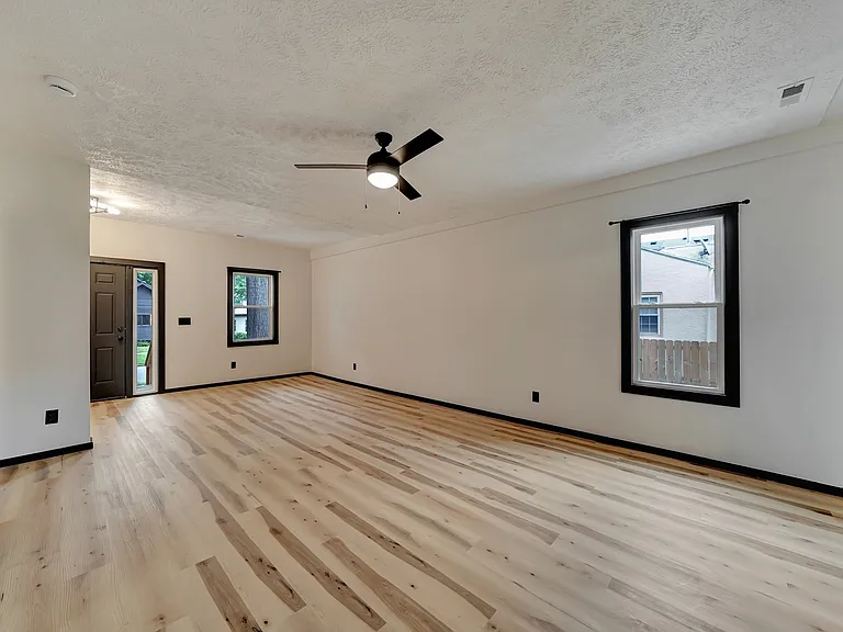 446 E St — Photo 10