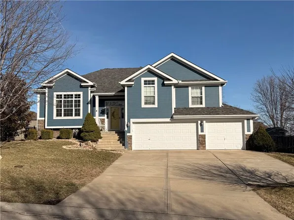 1303 Stone Ln, Lansing, KS 66043