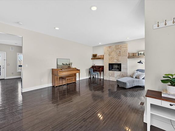 5th image of 110 S High Ridge Dr