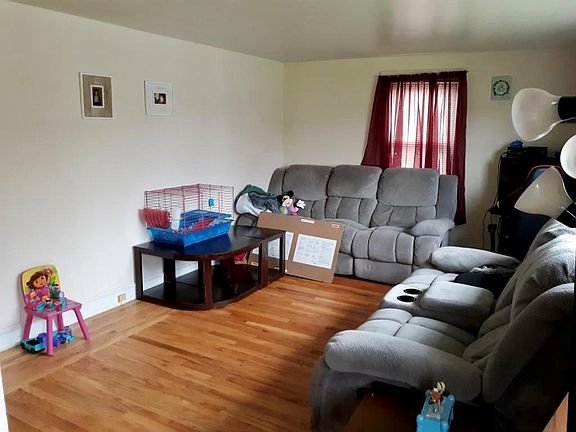 5th image of 7 Petansett Ct