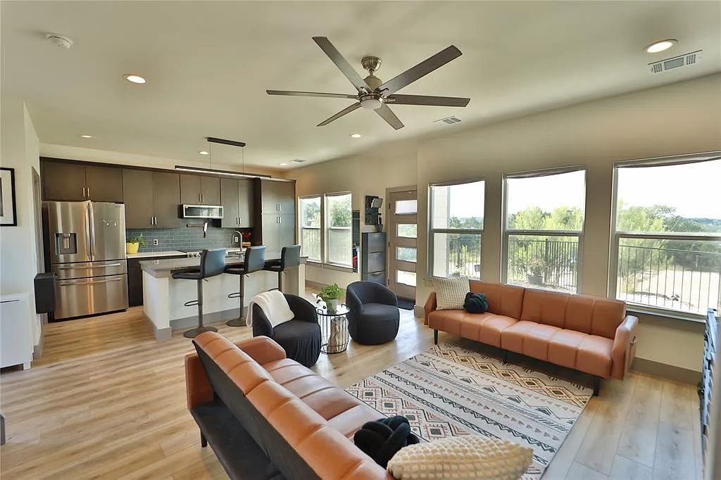 3 bed, 2.5 bath, 1340 sqft, $2,650 — Photo 2