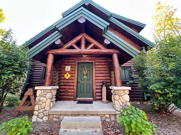 1268 Powder Ridge Dr, Boyne City, MI 49712