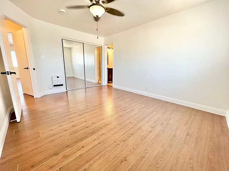 Newly Remodeled Lower Level 2 Bedroom 2 Bathroom Spacious Unit — Photo 13