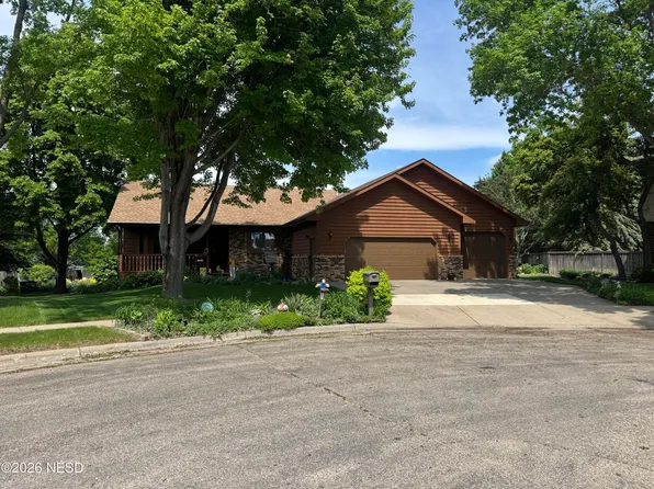 1623 Hillcrest Dr, Watertown, SD 57201