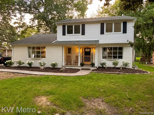 1476 Chanticlair Cir, Wixom, MI 48393