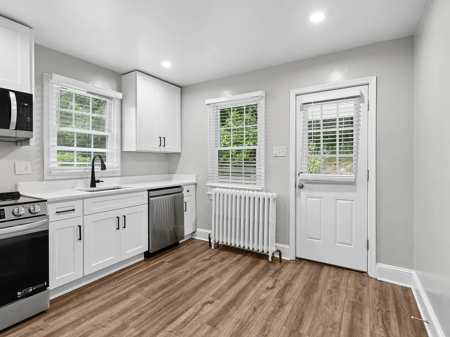 4 bed, 1065 sqft, $3,750 — Photo 2