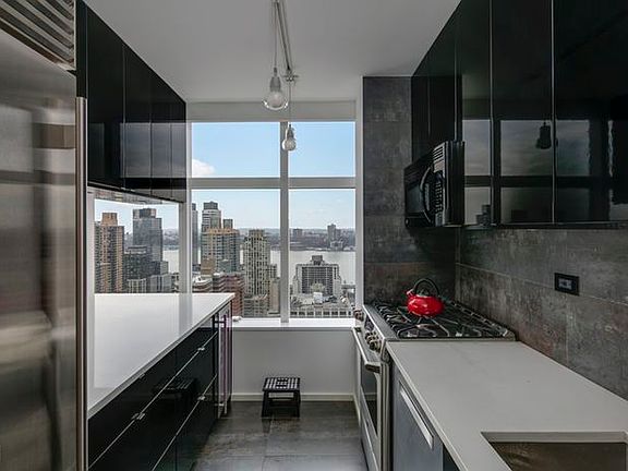4th image of 160 W 66th St