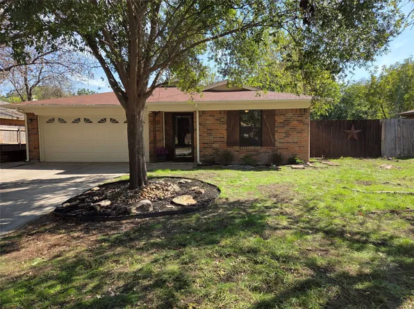 421 Allencrest Dr, White Settlement, TX 76108