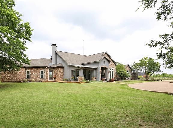 2nd image of 100 Queens Meadow Ln