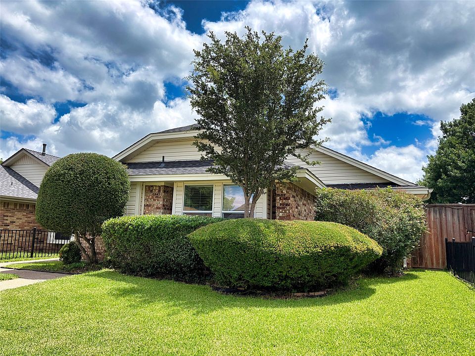 1st image of 320 Crooked Ln