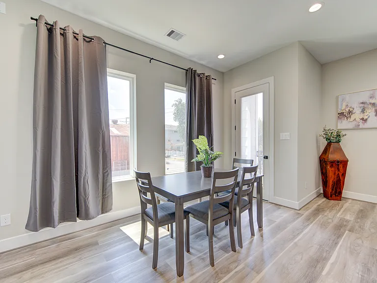 2418 Everett St — Photo 8