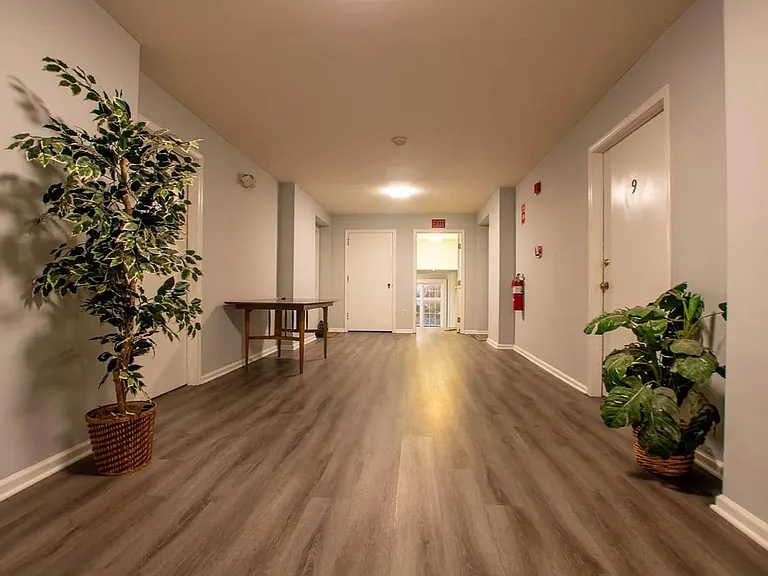 Oak Ave Apartments — Photo 8
