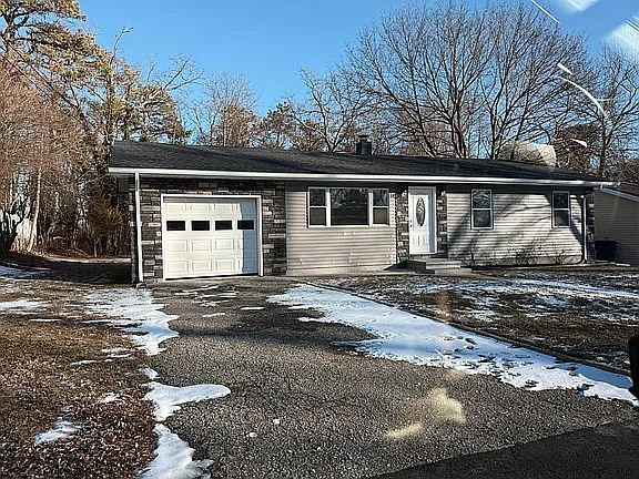 1st image of 14 Parkway Blvd