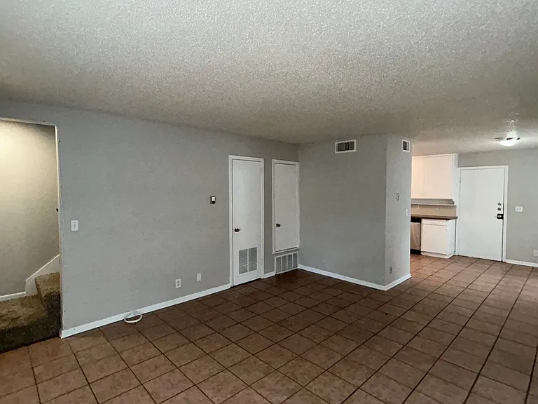 3211 Rogers Ave — Photo 3