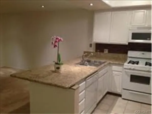 6820 N Remmet Ave #201, Canoga Park, CA 91303