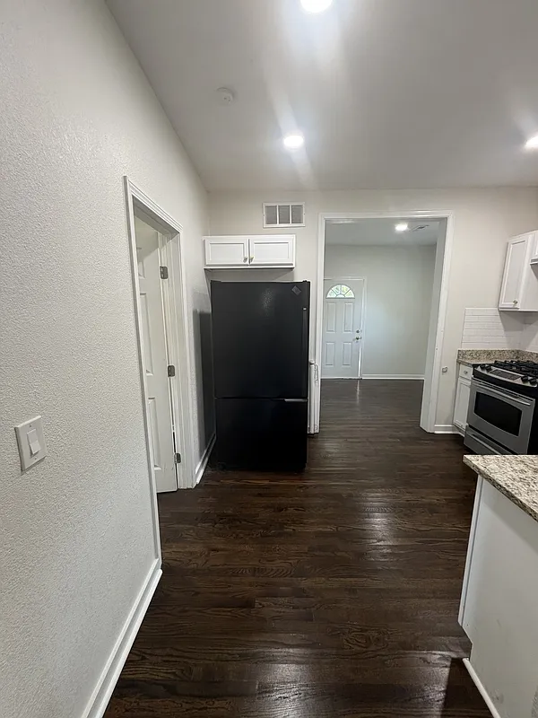 2 bed, 1.5 bath, 740 sqft, $1,400 — Photo 4