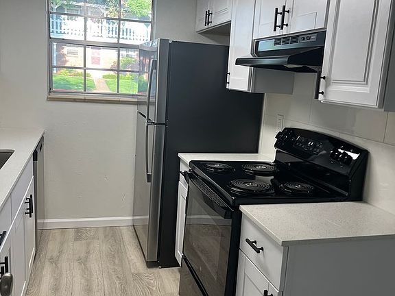 2nd image of 1975 Oak St #1B-1Ba