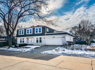 1052 Stratford Rd, Deerfield, IL 60015