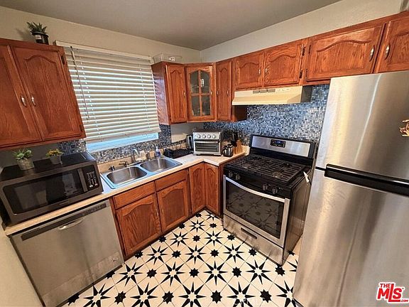 4th image of 536 W 42nd St