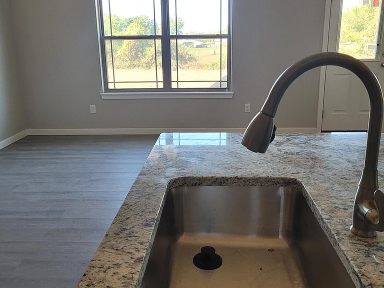 209 W Canterbury Ln — Photo 11