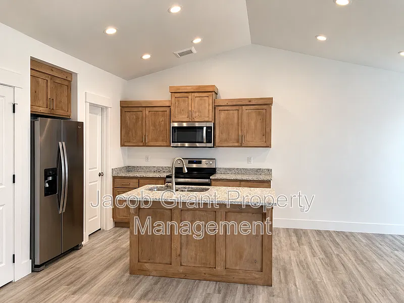 5 bed, 3.0 bath, 2608 sqft, $2,295 — Photo 3