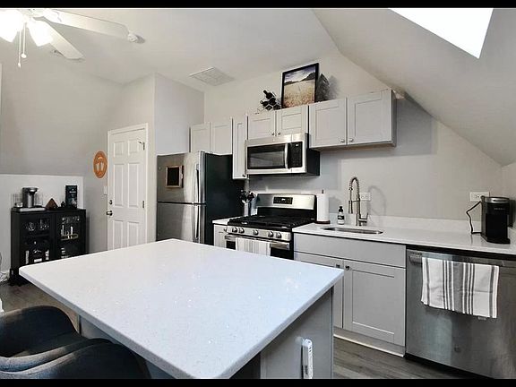 2nd image of 2225 N Leavitt St #4R