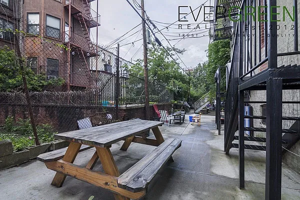 Rented by ERNY LLC | media 9