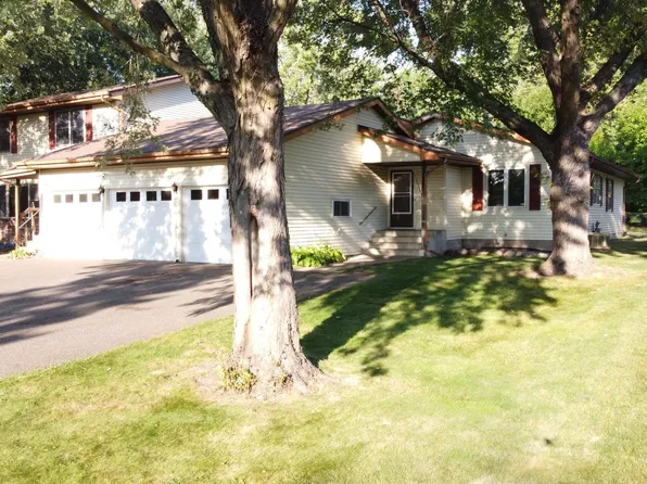 6864 8th Street Ln N, Oakdale, MN 55128
