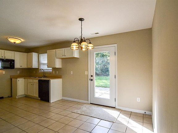 4th image of 692 Skyline Dr