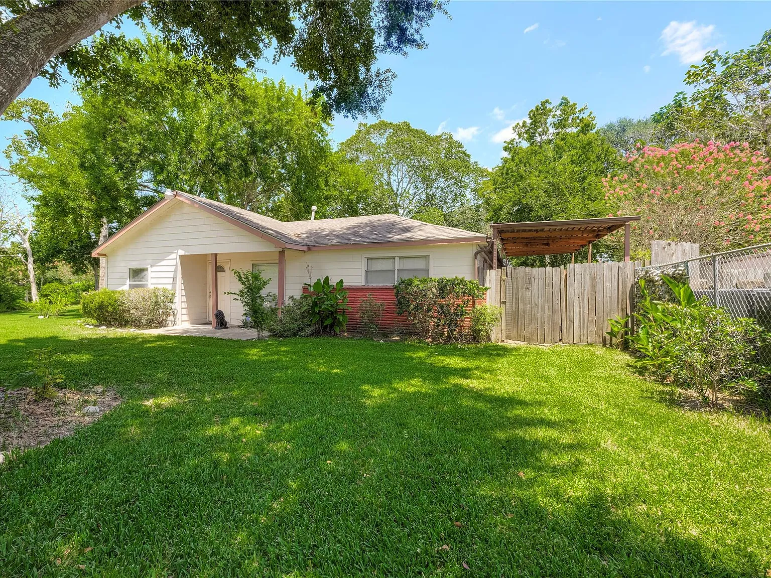 3 bed, 1.0 bath, 1252 sqft, $1,800 — Photo 2