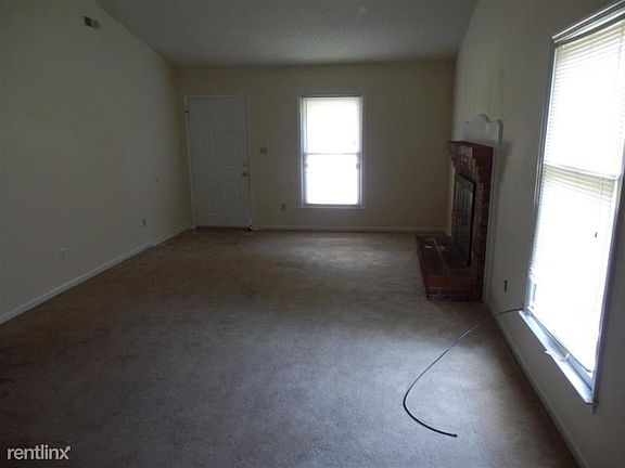 113 Windsor Ct. living rm