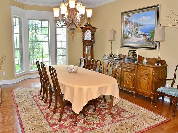 5th image of 1009 Lake Crest Dr