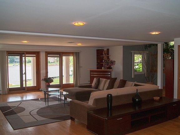 3rd image of 2828 Briarwood Dr E