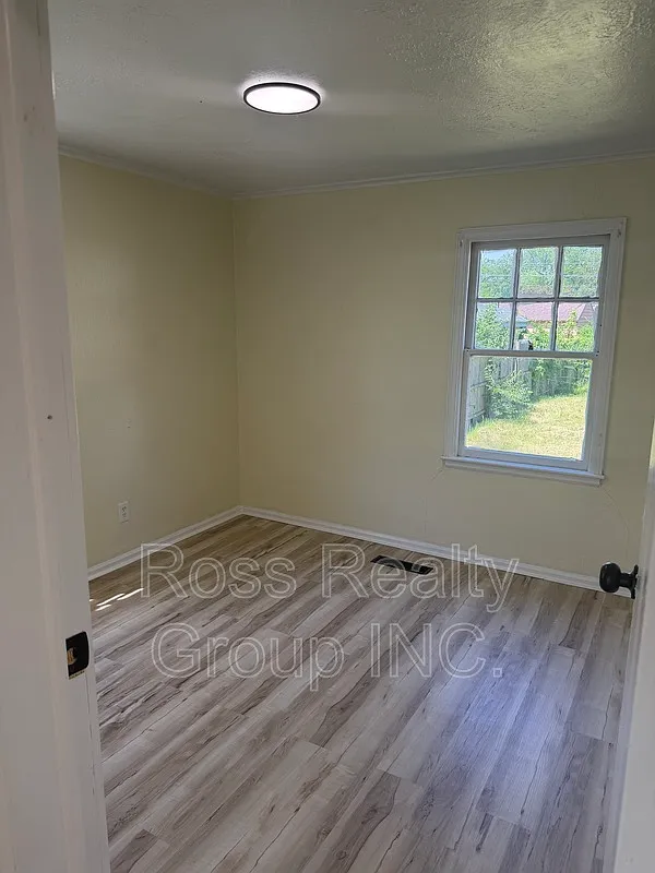 3 bed, 1.0 bath, 1000 sqft, $1,300 — Photo 4