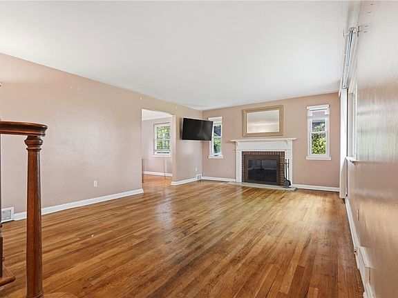 3rd image of 332 Old Farm Rd