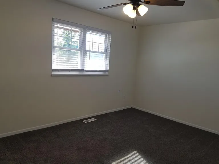 170 E Queenwood St #6 — Photo 9