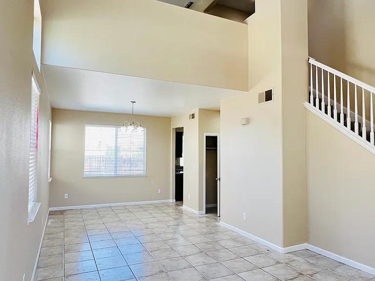 1476 Gentry Ln — Photo 2