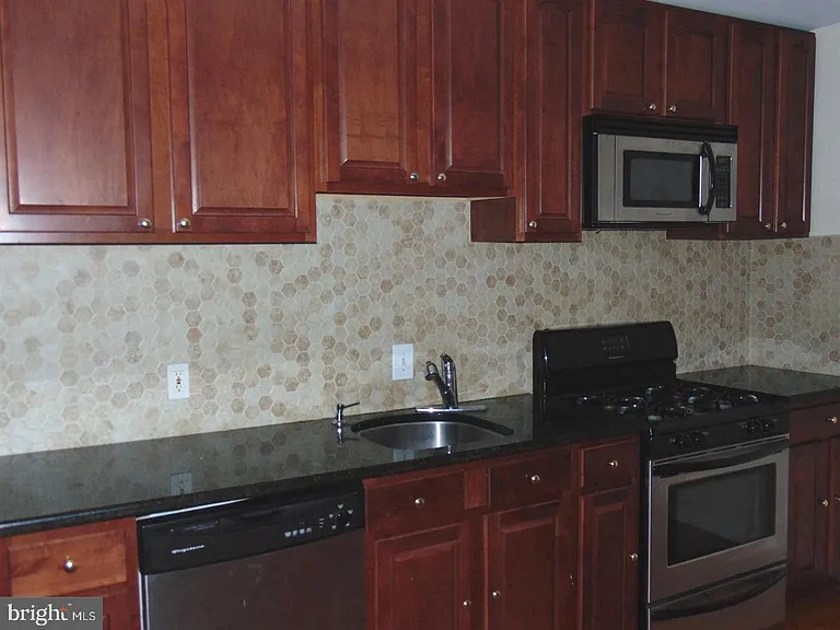 2405 Carpenter St — Photo 3